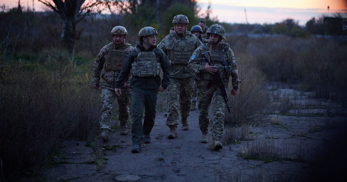 Зеленский побывал на передовой и вручил украинским защитникам подарки (фото)