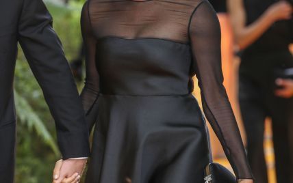 Надела платье не по размеру: герцогиня Сассекская натерла шею вечерним нарядом