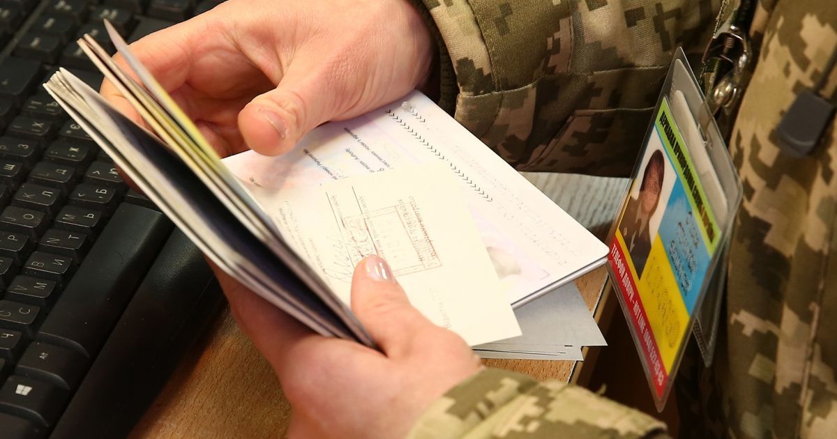 Беларусь выдворила в Украину экс-боевика, который указал в резюме службу в батальоне “Восток”
