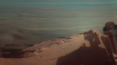 Фотография была сделана марсоходом Opportunity 9 марта 2012 и показывает, как тени ложатся на западный склон Индевора &ndash; ударного кратера диаметром в 22 км. / © NASA