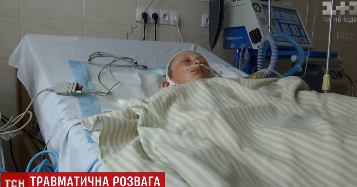 Зрители ТСН собрали деньги на лечение травмированного на Ровенщине школьника, который до сих пор лежит в коме