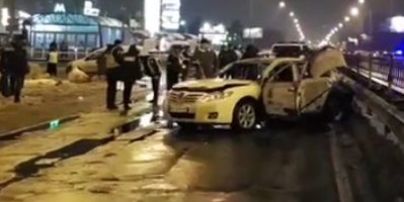 В Киеве возле станции метро в машину бросили две гранаты, есть пострадавший - соцсети