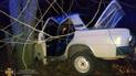 На Дніпропетровщині 18-річний водій "ВАЗу" на повній швидкості влетів у дерево: його довелося вирізати з авто
