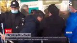 В Черноморске возле городского совета активисты подрались с муниципальным караулом