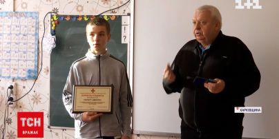 Харківські рятувальники нагородили підлітка і його сусіда, які витягли з вогню родину | Новини України