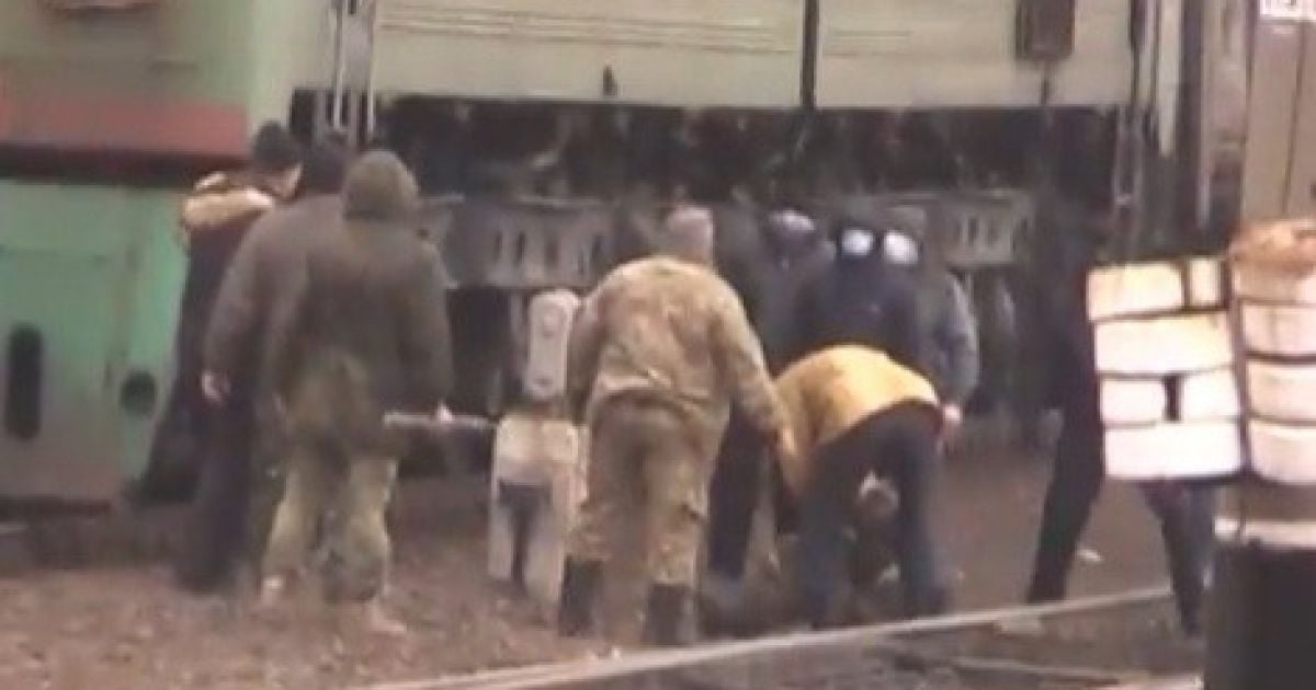 В масках, с бензопилой и ружьем: полиция обнародовала видео столкновений блокадников и "титушек"