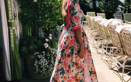 В ярком платье с обнаженной спиной: Анна Седокова продемонстрировала летний образ