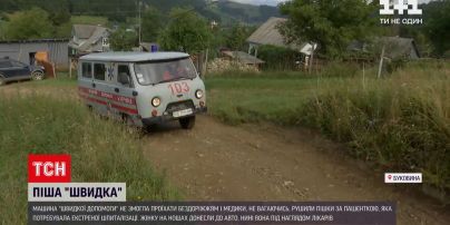 Новости Украины: на Буковине медикам пришлось пешком идти километр с пациенткой на носилках