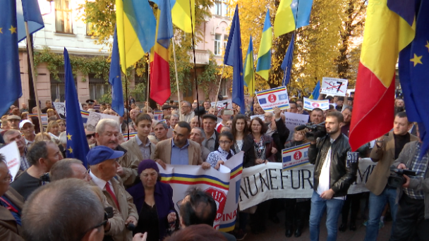 Мітинг румуномовних буковинців під облдержадміністрацією / © скриншот з відео