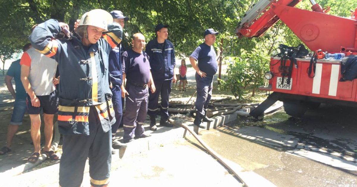 Пожежники викидають з квартири сміття, аби дістатись осередку пожежі / © Фото Валерії Ковалінської/ТСН