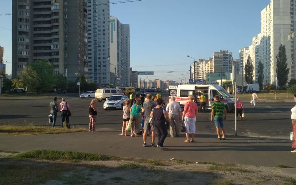 В Киеве легковушка сбила людей на переходе и парализовала движение трамваев / © facebook.com/Троещина FB