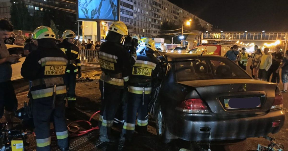 Масштабна ДТП у Дніпрі: внаслідок зіткнення чотирьох легковиків один водій загинув, ще двоє у лікарні