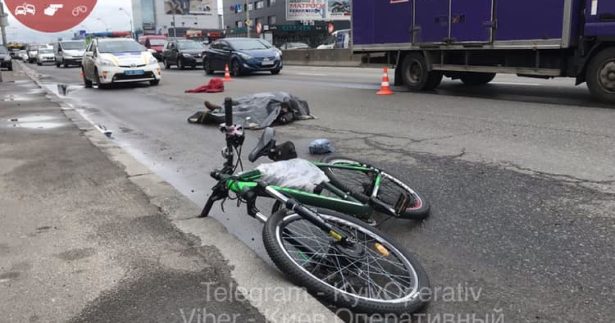 В столице грузовик сбил насмерть велосипедиста