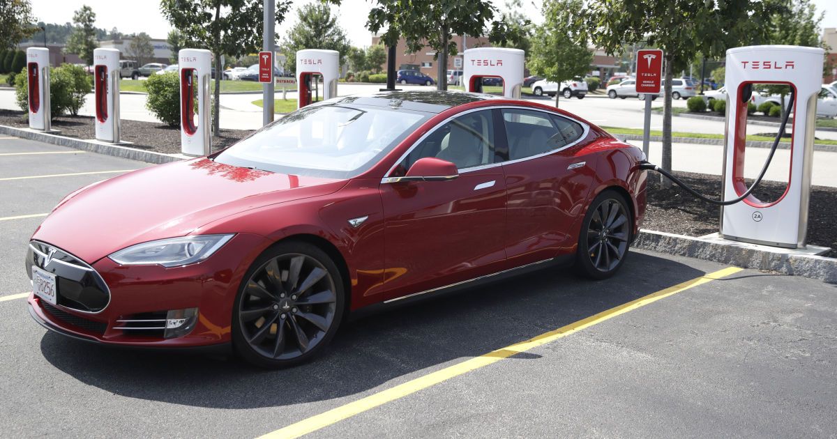 Tesla выпустила новое обновление для Model S: что улучшится в электрокаре