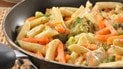 Макароны с курицей и овощами на сковороде