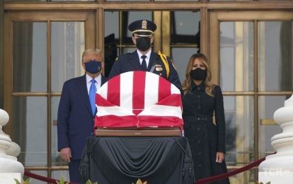 З бездоганним укладанням і маскою на обличчі: Меланія Трамп на похоронах судді Рут Гінзбург