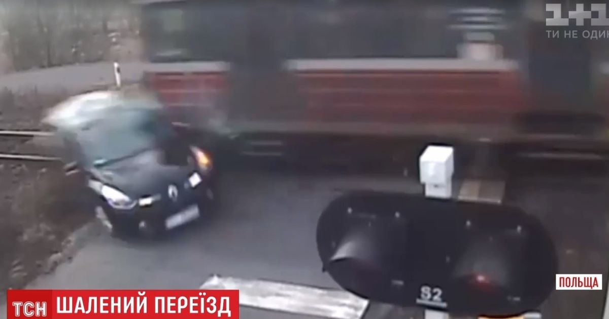 В Польше водитель совершил безумную попытку проскочить закрытый переезд перед поездом