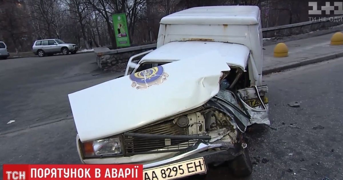На столичному Печерську іномарка в ДТП знищила авто "Укрпошти"