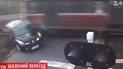 В Польше водитель совершил безумную попытку проскочить закрытый переезд перед поездом