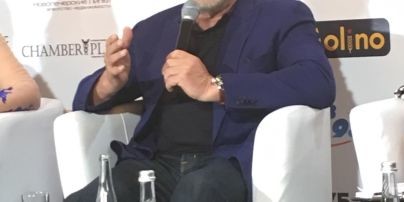 В синем пиджаке и с бородой: стильный Арнольд Шварценеггер выступил на бизнес-форуме в Киеве