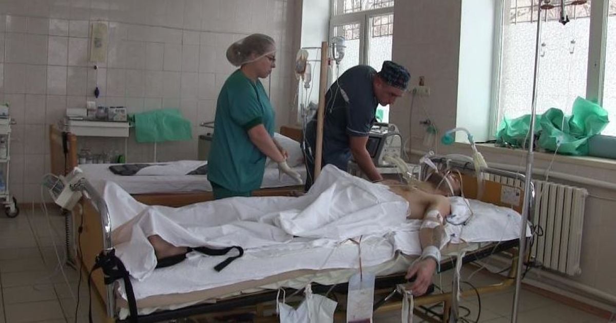 Сім годин українські лікарі рятували кинутого напризволяще пораненого бойовика