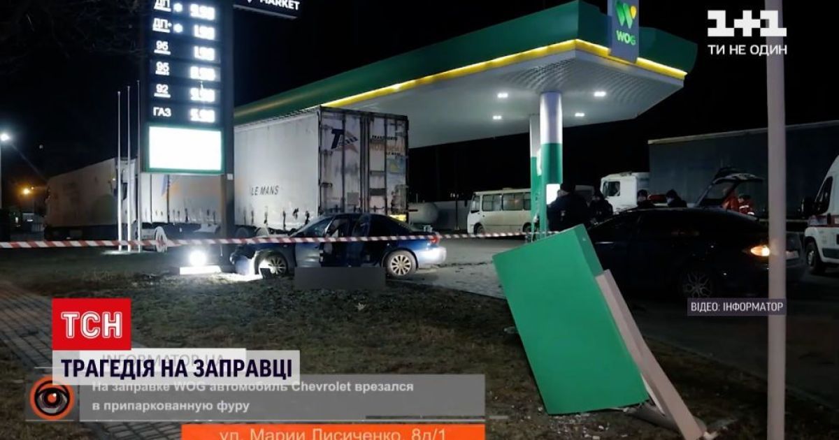 В Днепре легковушка на скорости влетела на заправку: погибла девушка