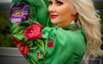 В платье-вышиванке с пионами: Екатерина Бужинская в роскошном образе получила награду