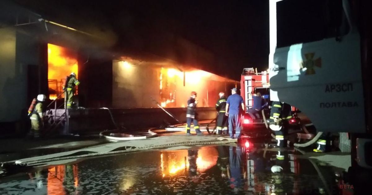В Полтаве горел склад "Новой почты". Пожар всю ночь тушили более 80 спасателей