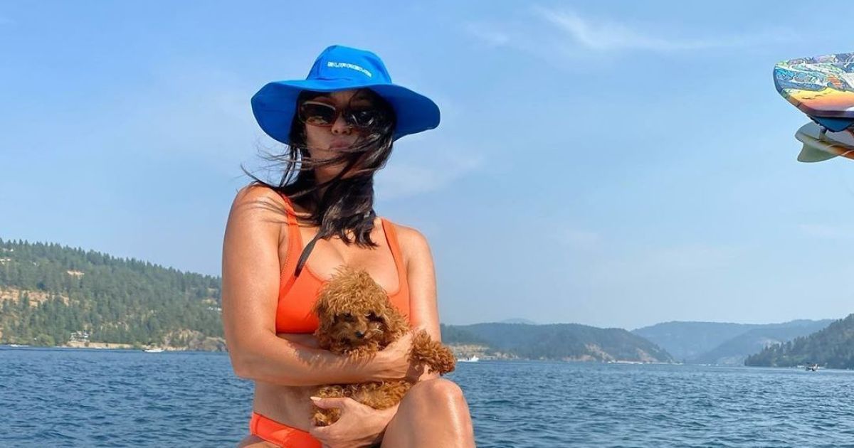 Кортні Кардашян у рожевому бікіні еротично позувала на човні