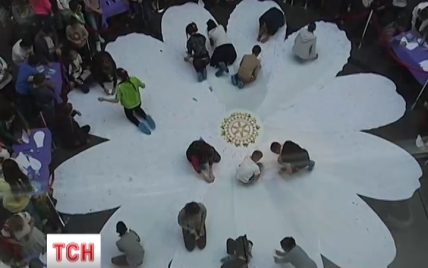 В Харькове сделали гигантскую ромашку с пожеланиями Украине