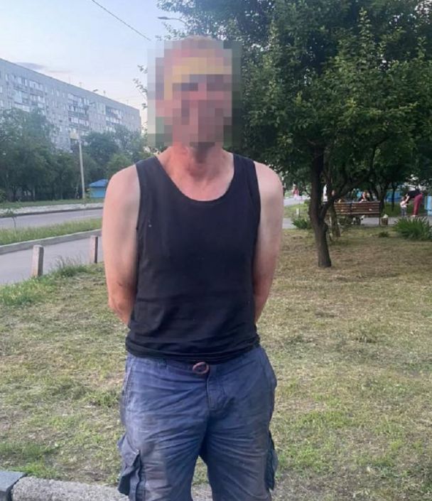 У Києві дізнавачі повідомили про підозру чоловіку, який металевими палицями пошкодив автомобіль киянки / © Поліція Києва / Facebook