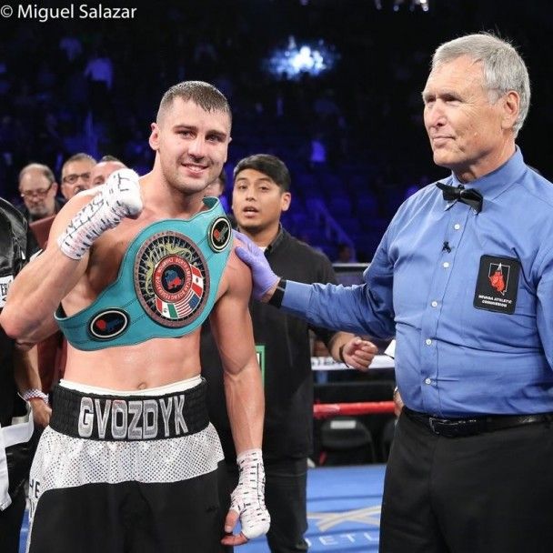 Олександр Гвоздик переміг технічним нокаутом. / © Top Rank