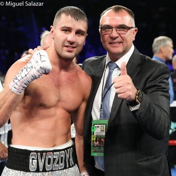 Олександр Гвоздик переміг технічним нокаутом. / © Top Rank