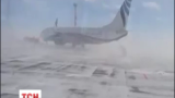 У російському Норильську потужний буревій буквально здував літак