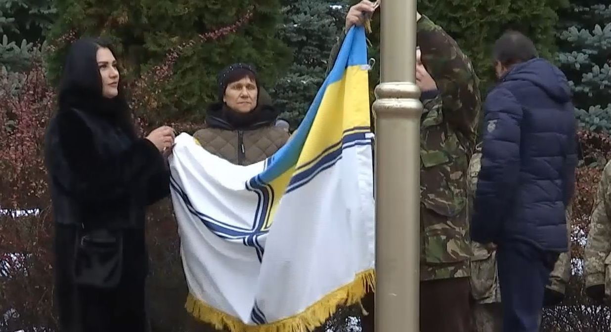 В Кропивницком возле городского совета торжественно подняли флаг ВМС