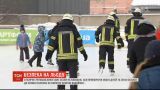 Пожарные на катке: столичные спасатели рассказали детям, как вести себя на льду