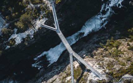 Міст над прірвою: у Норвегії відкрили перехід над карколомним водоспадом (відео)