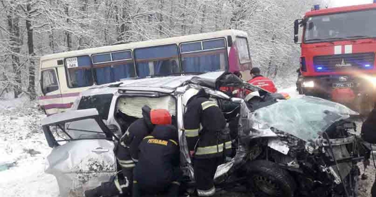 У Львівській області зіткнулися рейсовий автобус ыз пасажирами та легковик: є постраждалі