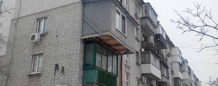 Владелец киевской квартиры с "царь-балконом" должен был его демонтировать еще шесть лет назад — коммунальщики