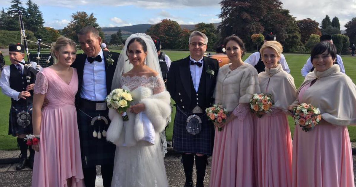 Мөлдір футболкадағы жалаңаш қыздар