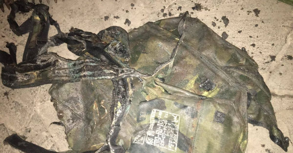На Донеччині знайшли обгорілий ранець десантника з РФ_3