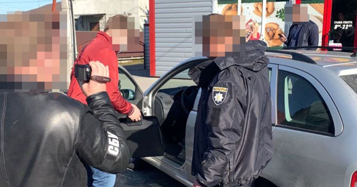 На Волині поліцейський продавав та вживав наркотики: амфетамін і канабіс знайшли навіть на його роботі