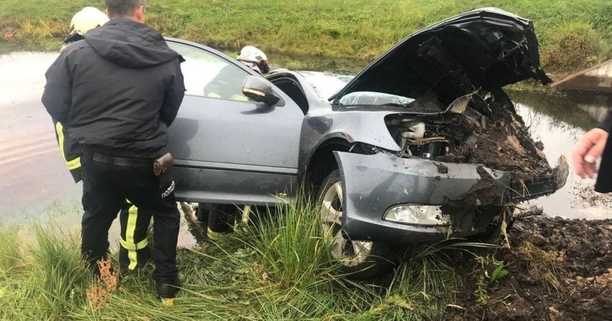Під Черніговом автомобіль злетів у меліоративний канал: на місці загинула людина, ще кілька постраждали (фото)