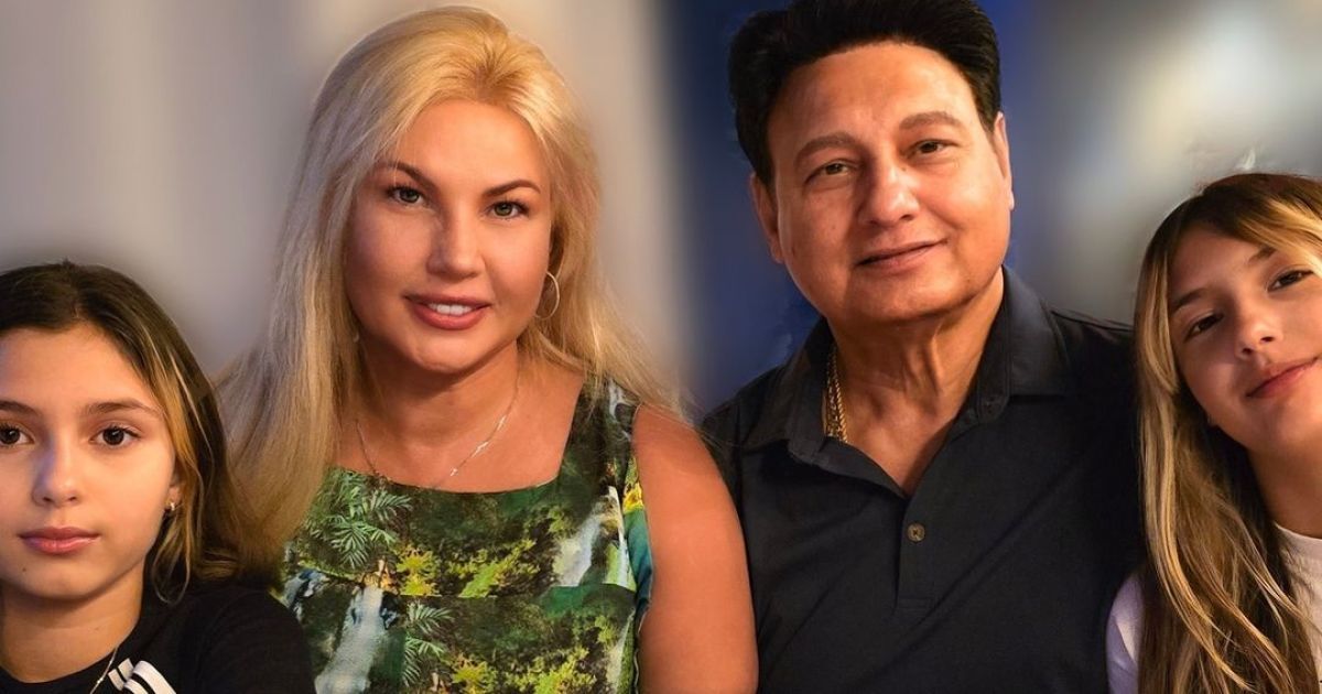 Камалія з ексчоловіком і доньками