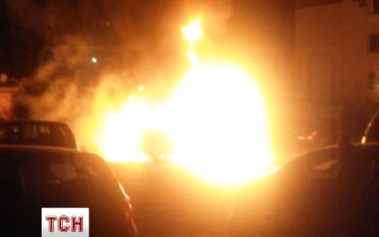 В жилом массиве Киева после взрыва Grand Cherokee загорелись частные авто