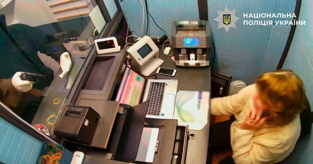 Хотів сплатити борги за допомогою розбою: на Подолі чоловік погрожував касирці пістолетом.