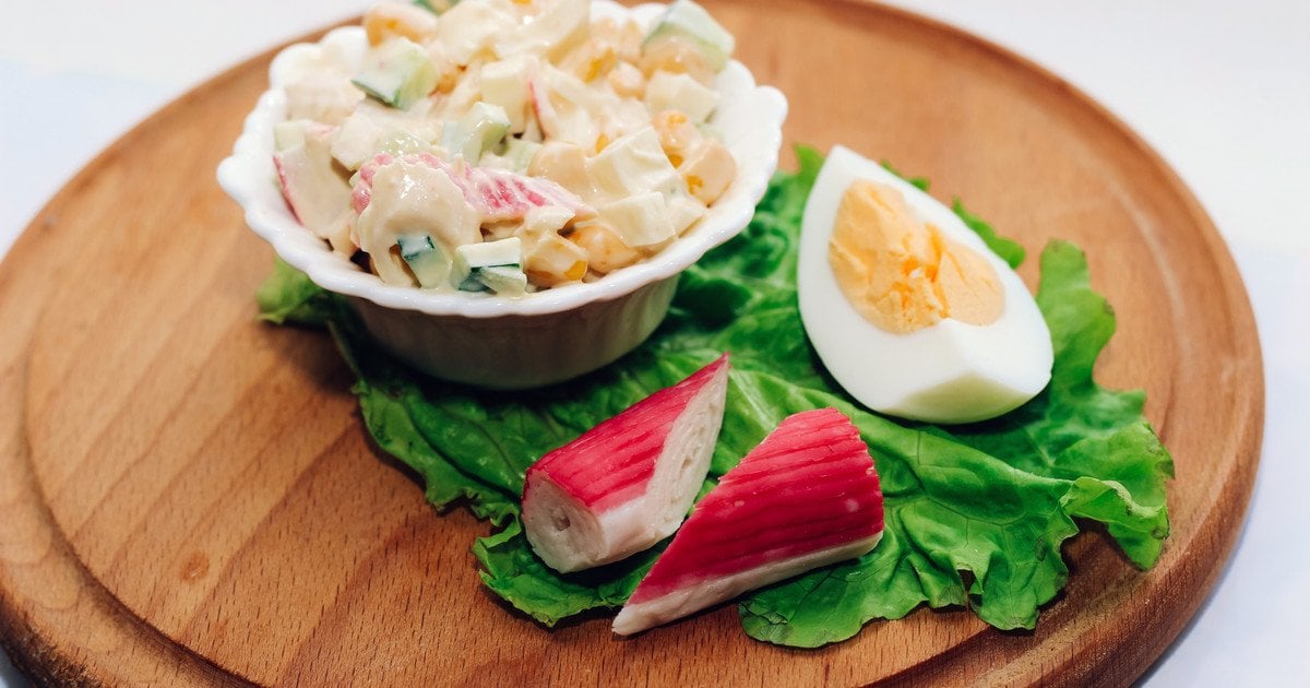 Салат із пекінською капустою крабовими паличками огірками та яйцями
