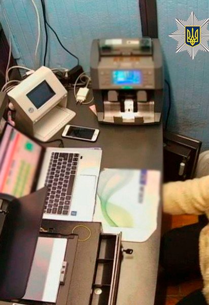 Хотел уплатить долги с помощью разбоя: на Подоле мужчина угрожал кассирше пистолетом.