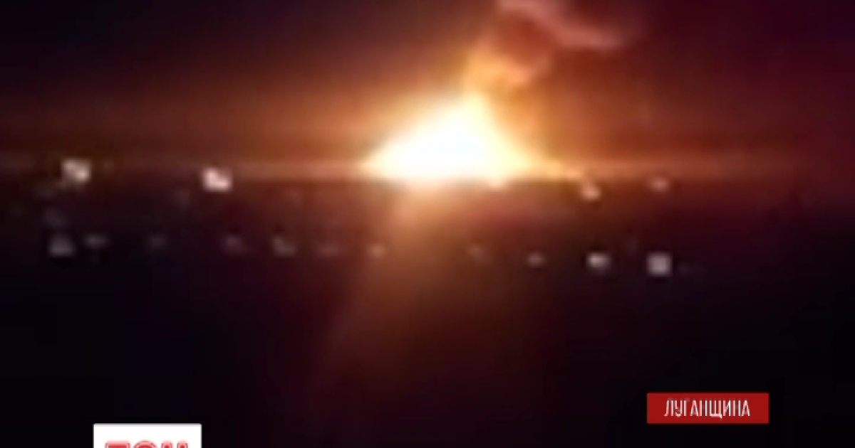В Сватово продолжаются взрывы, а спасатели не могут подойти к месту пожара