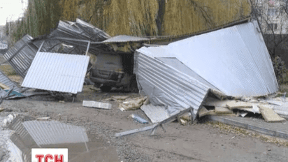 У Кам’янці-Подільському машина вилетіла на зупинку громадського транспорту